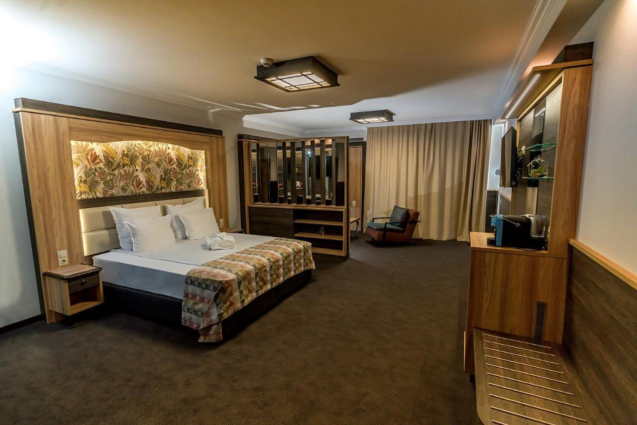 Zoo Hotel 4*